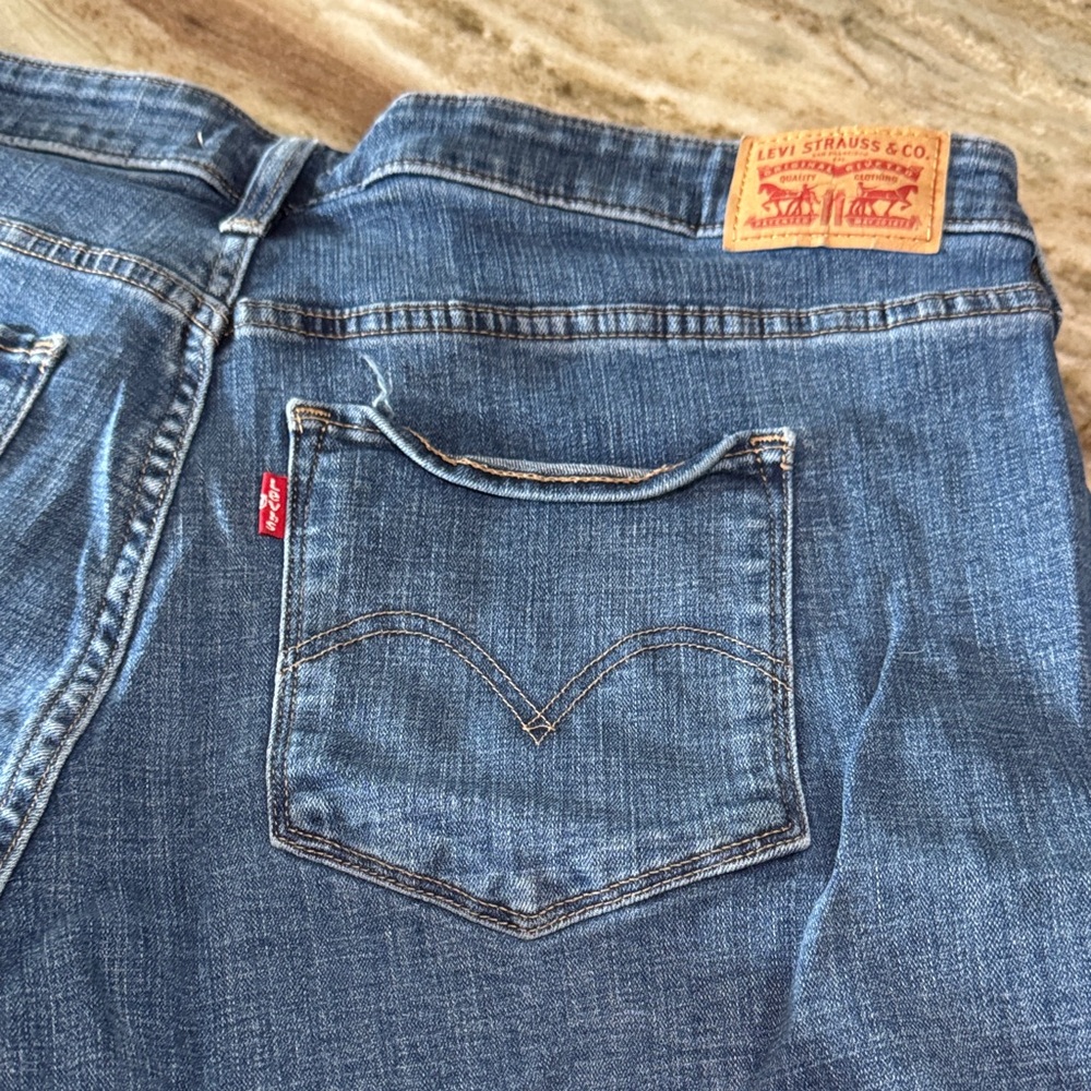 Levi's Dark Blue is Rolled-Hem Distressed Denim Bermuda shorts - Picture 5 of 5
